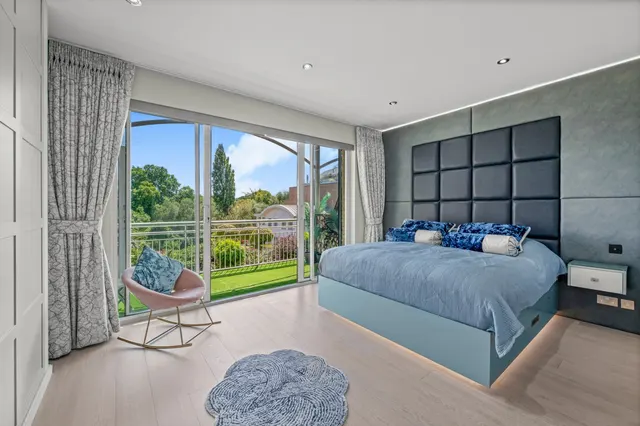 Kew Bridge Road, Brentford, TW8, photo 1
