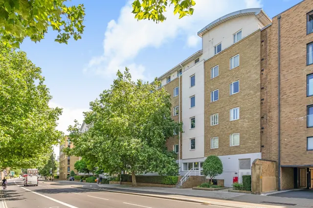 Kew Bridge Road, Brentford, TW8, photo 1