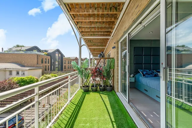 Kew Bridge Road, Brentford, TW8, photo 3