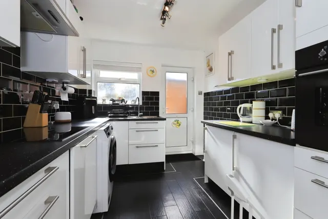 Romsey Grove, Fordhouses, WV10, photo 3
