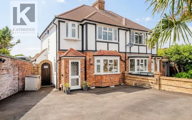 Thorndon Gardens, Epsom, KT19, photo 1