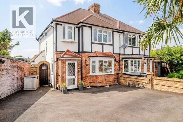 Thorndon Gardens, Epsom, KT19, photo 1
