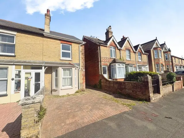 Adelaide Grove, East Cowes, PO32, photo 1