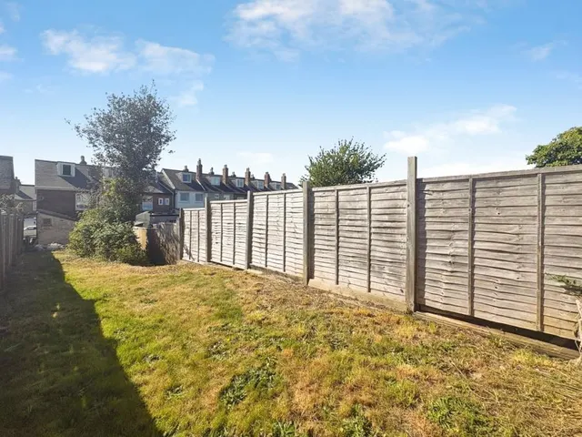 Adelaide Grove, East Cowes, PO32, photo 3