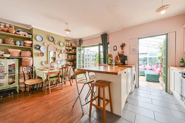 Photo 2 — 10 Cannon Way, West Molesey