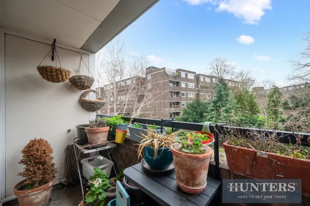 Justin Close, Brentford, TW8, photo 1