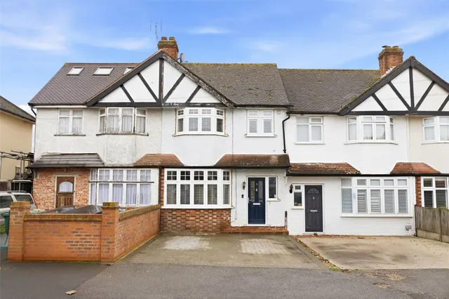 Evelyn Crescent, Sunbury, TW16 6ND, photo 1