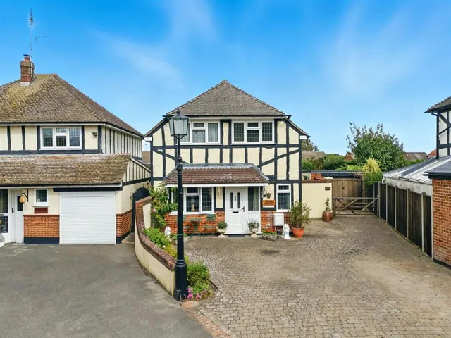 Moat Close, Doddinghurst, CM15, photo 1