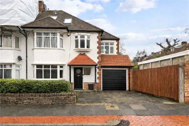 Claremont Park, Finchley, N3, photo 1