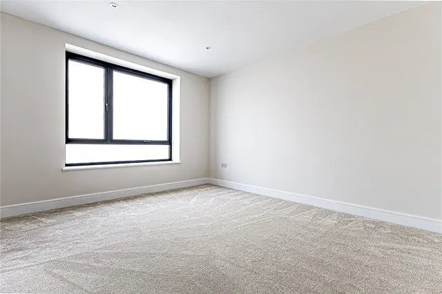 Photo 3 — Slades Hill, Enfield, EN2 7EE
