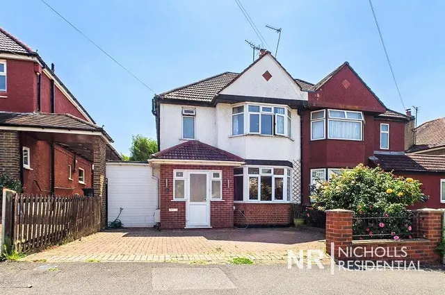 Somerset Avenue, Chessington, KT9, photo 1