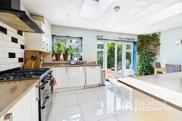 Somerset Avenue, Chessington, KT9, photo 2