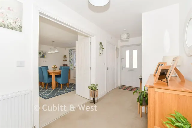 Sinclair Drive, Codmore Hill, RH20, photo 2