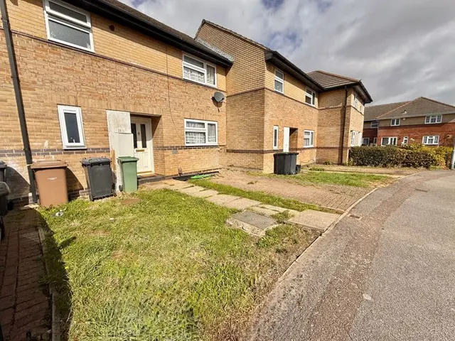 Holkham Close, Luton LU4 0YN, photo 1