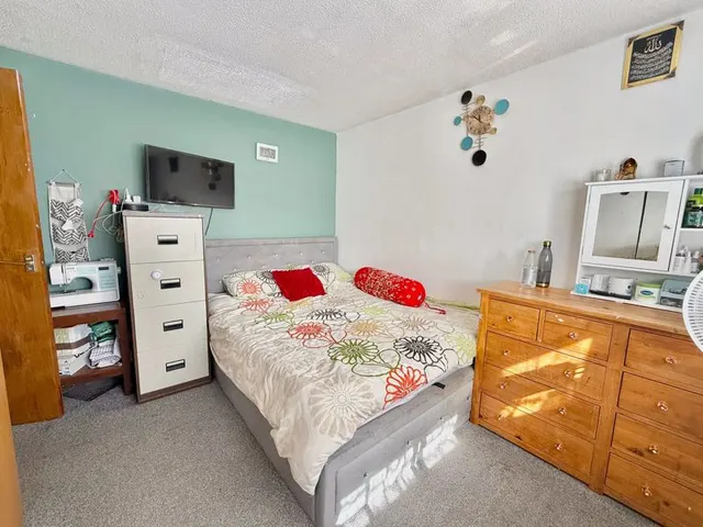 Photo 3 — Holkham Close, Luton LU4 0YN