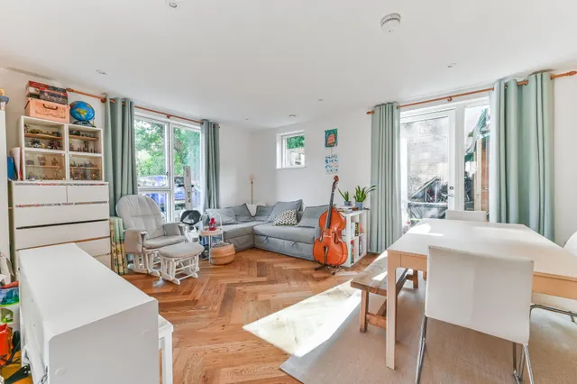 Photo 2 — 22a Ravensdale Gardens, London
