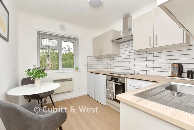Henbit Close, Tadworth, KT20, photo 3