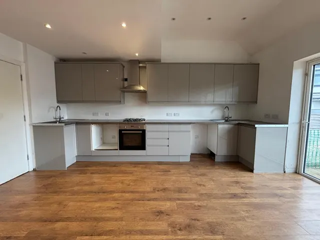 Photo 3 — Wyre Grove, Edgware, HA8, Edgware