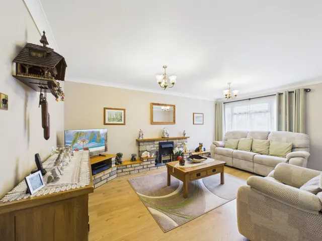 Photo 2 — Carron Close, Tilehurst, Reading, RG30