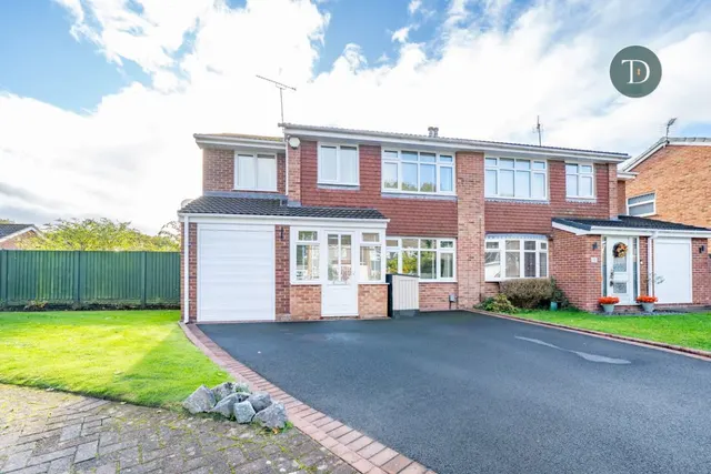 Acacia Drive, Great Sutton, CH66 2UT, photo 1