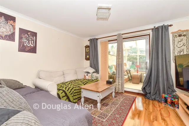 Victoria Road, Laindon, SS15, photo 3