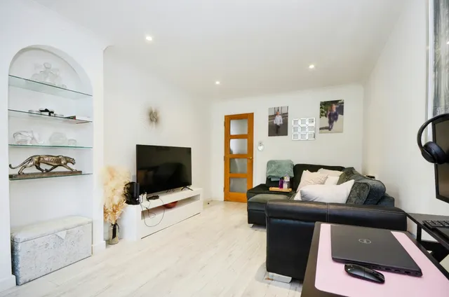 Photo 2 — Chasewood Avenue, Enfield