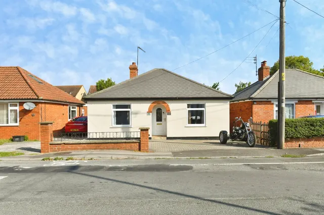 Oldfield Road, WESTBURY, photo 1