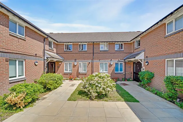 Chichester Close, Hampton, TW12, photo 1
