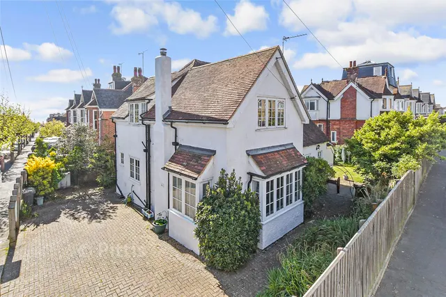 St. John's Road, Sandown, PO36, photo 1