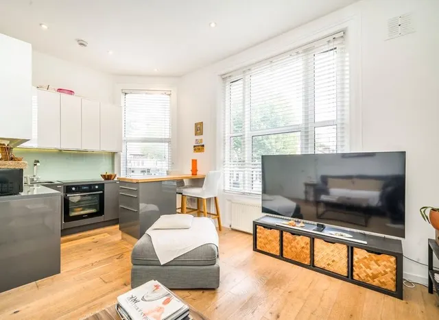 Shepherds Bush Road, Shepherds Bush, W6, photo 1