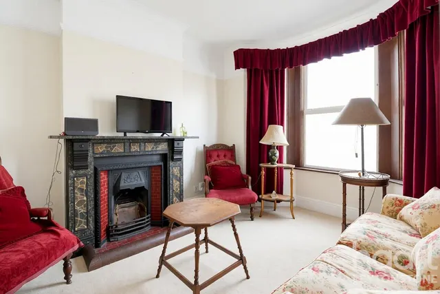 Barfield Road, London, E11, photo 2