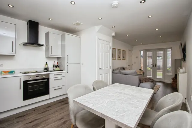 Rosedene Court, Earlsheaton, WF12, photo 3