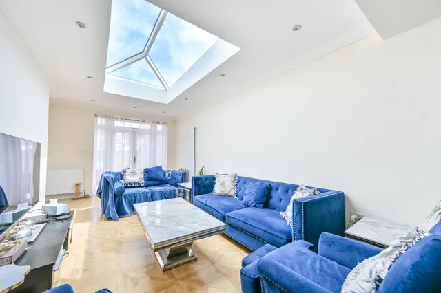 35 Priory Gardens, London, photo 1
