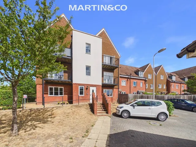 Outfield Crescent, Wokingham, photo 1