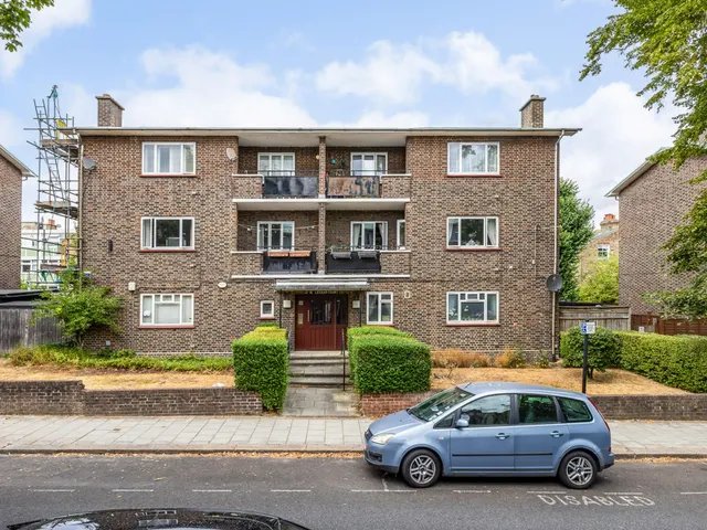 Lessar Avenue, London, SW4, photo 1