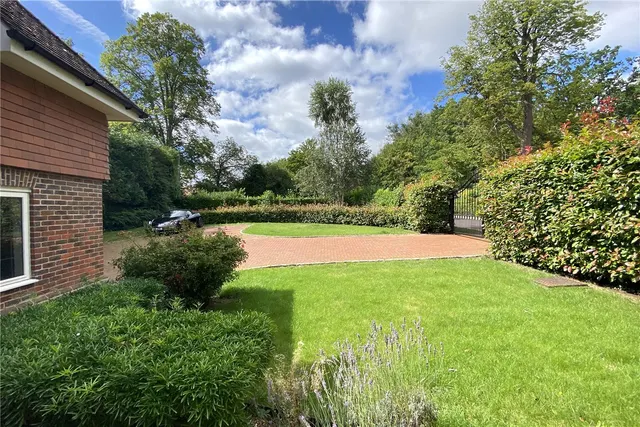 Photo 3 — Park Grove, Knotty Green, Beaconsfield, HP9