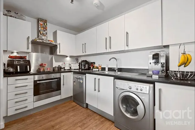 High Road, Wembley, HA9, photo 3