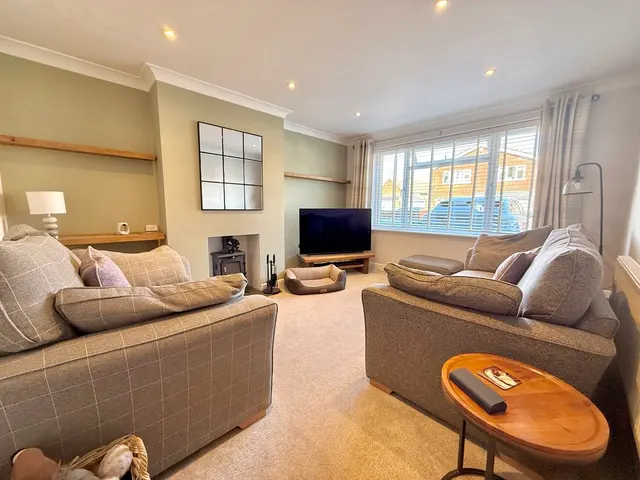 Photo 3 — Fairfield Road, Dunstable LU5 4JT