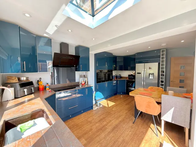 Photo 2 — Fairfield Road, Dunstable LU5 4JT