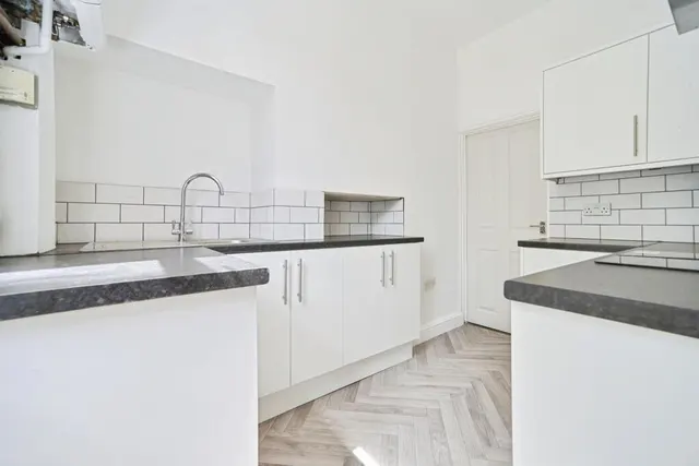 Hawthorn Crescent, Yeadon, LS19, photo 3