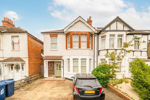 Lynton Road, W3, photo 1