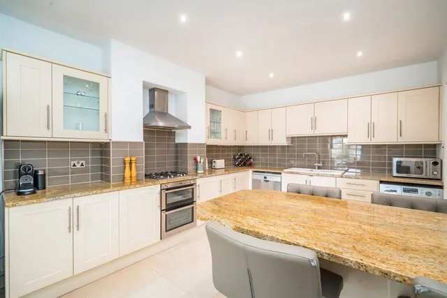 Lynton Road, W3, photo 2
