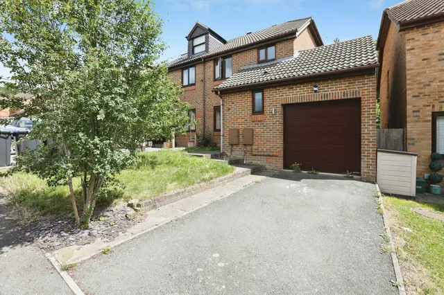 Woodbury Avenue, East Grinstead, RH19, photo 1