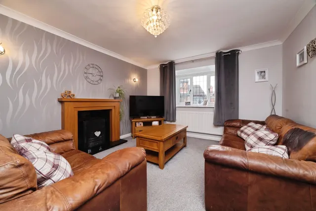 Photo 2 — King Charles Close, Willerby, Hull