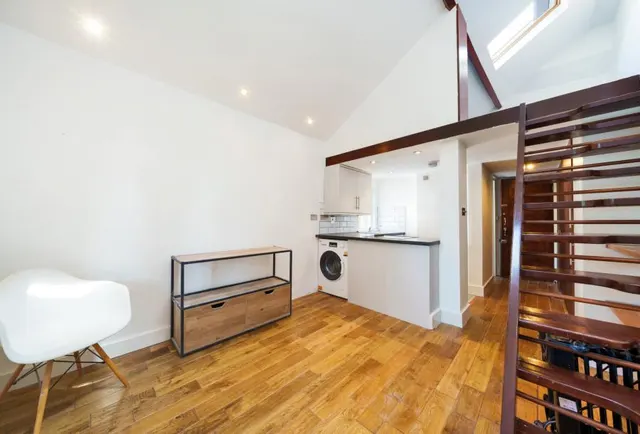 Madeira Road, London, SW16, photo 1