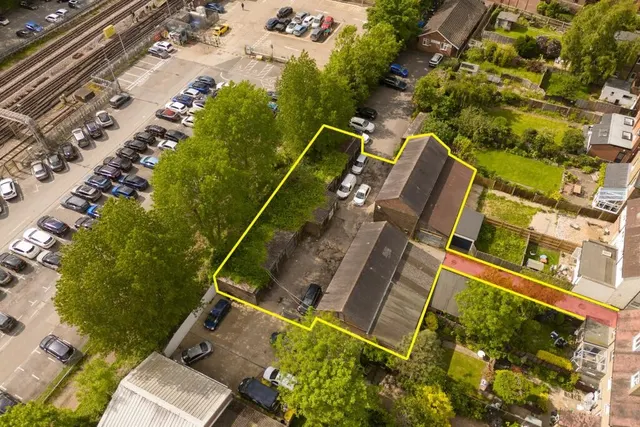 Mews house for sale in Development oppurtunity, Northwood, HA6, photo 1