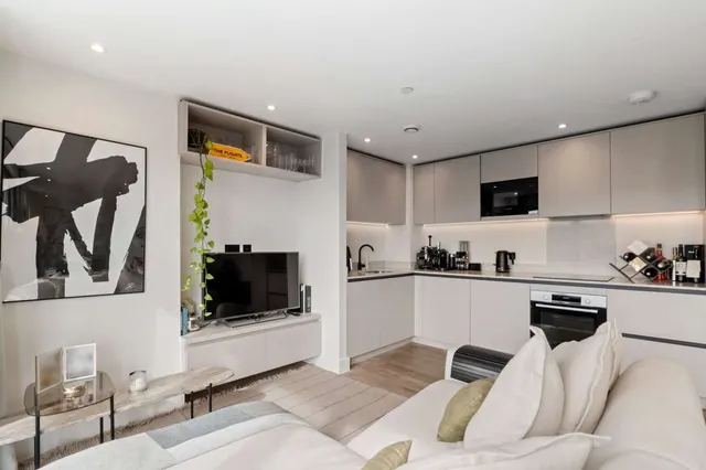 Balham High Road, London, SW12, photo 2