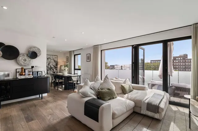Balham High Road, London, SW12, photo 1
