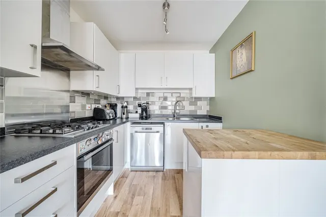 Alderson Grove, Walton On Thames, KT12, photo 2
