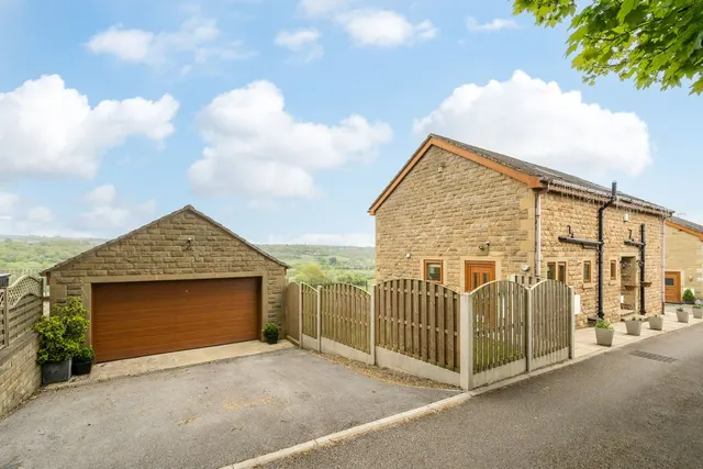 Long Croft View, Upper Batley WF17 0AE, photo 1